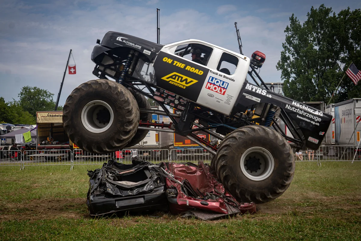 Der 5 Tonnen schwere 9 Liter Chevy Big Block V8 Dragster im Einsatz.